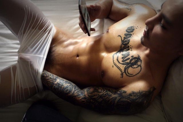 Tatted Hunk Cums Queerclick