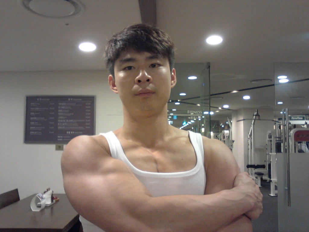 muscle-hunk-20130828.jpg