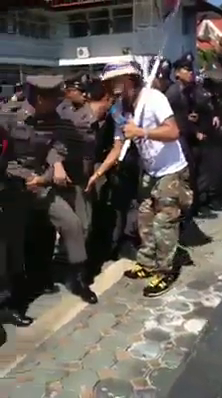 playing-with-cops-dick-during-Thai-protest-3.png