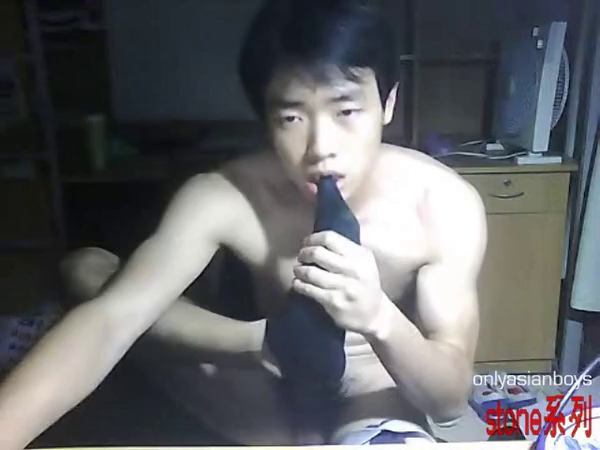 Chinese-Guy-Wanking-on-Cam-140403-07.png