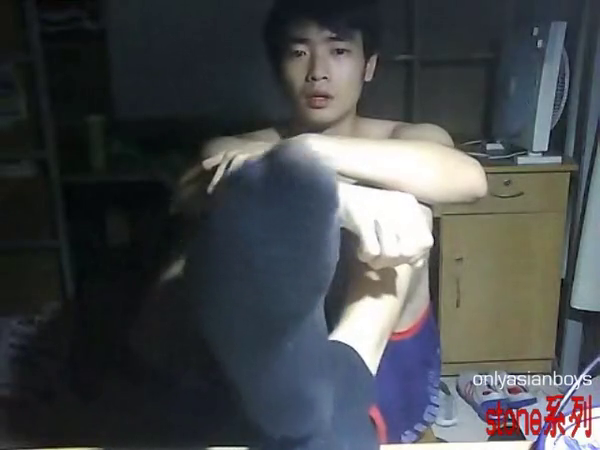 Chinese-Guy-Wanking-on-Cam-140403-10.png
