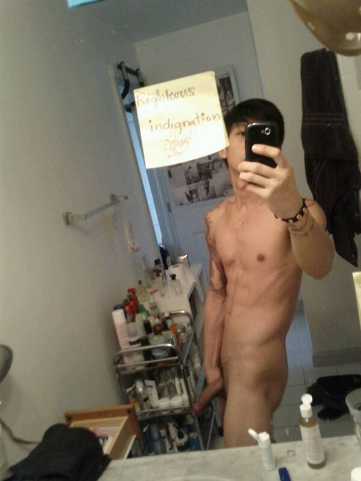 Fit Dude's Naked Selfies