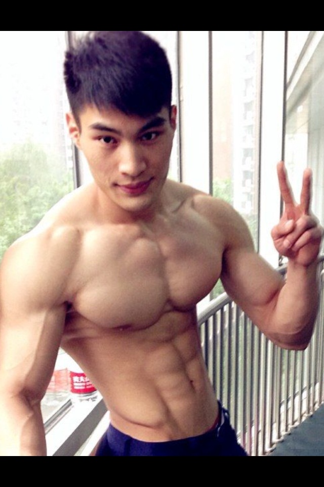 chinese-muscle-hunk-exposed-140523-1.jpg