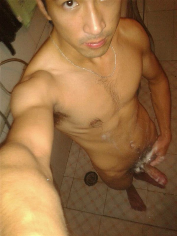 naked-selfie-140504-09.jpg