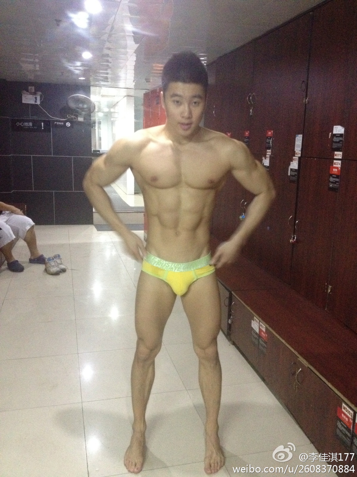 chinese-muscle-hunk-140607-06.jpg