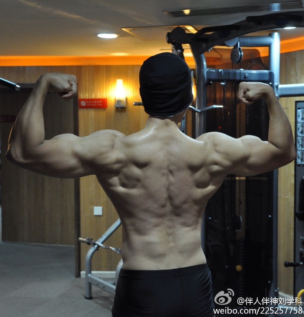 muscle-hunk-140902-03.jpg