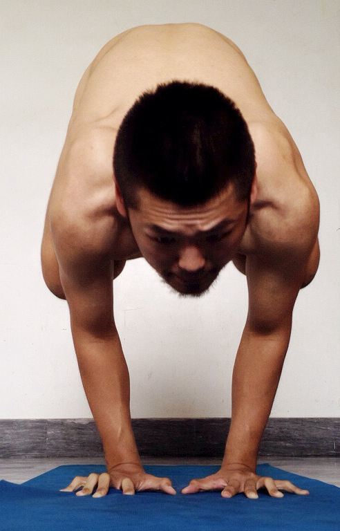 naked-yoga-141122-02.jpg