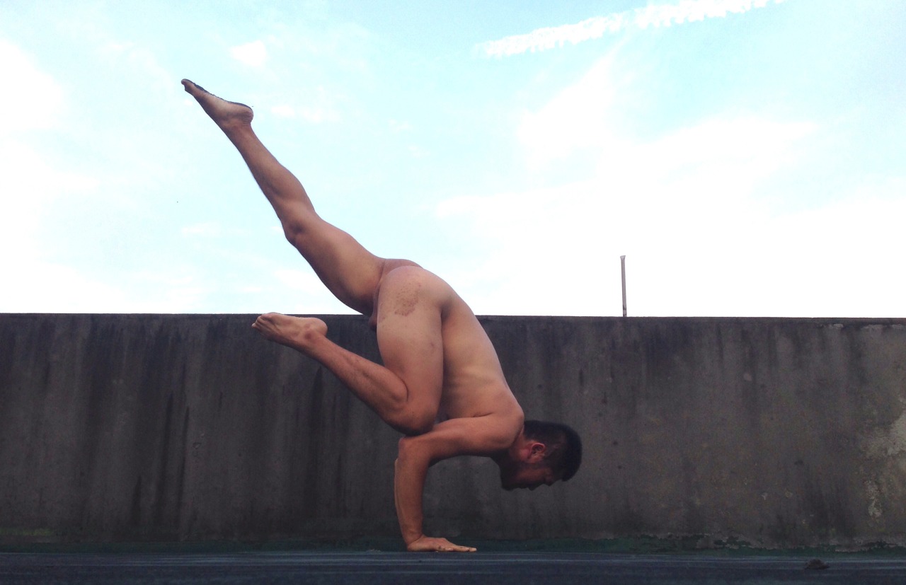 naked-yoga-141122-07.jpg