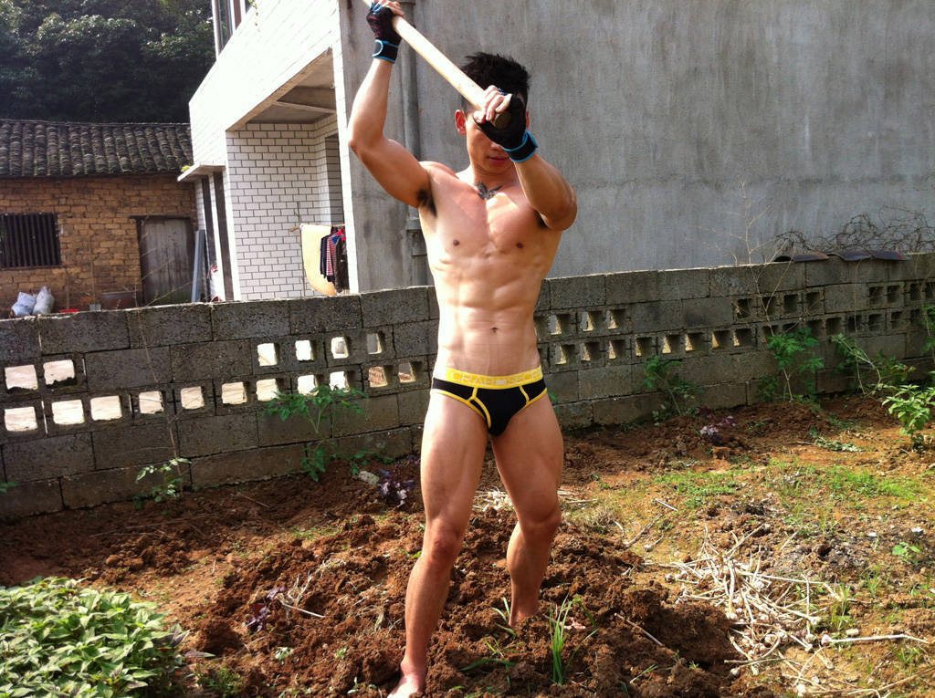hot-gardener-141217-2.jpg