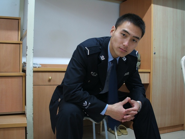 chinese-police-officer-150531-01