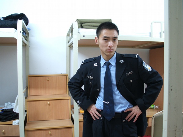 chinese-police-officer-150531-03