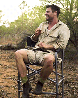 Chris Hemsworth Sits Down For A Candid Interview But His Bulge Steals The Show!
