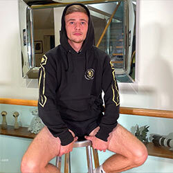 englishlads-angus-miller-young-sporty-straight-lad-shows-off-00_tn