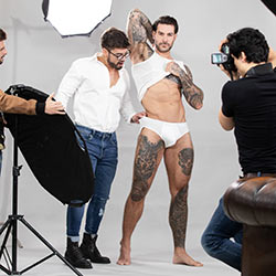 mencom-papi-kocic-fucks-dann-grey-bareback-assisting-the-bulge-model-00_tn