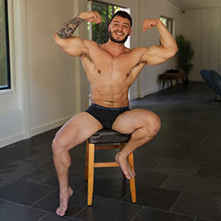 gayhoopla-myles-mint-amateur-bodybuilder-flexes-and-jerks-his-uncut-cock-00_tn