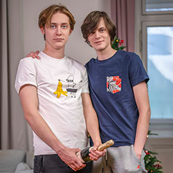 twynkworld-axel-ross-fucks-lorenzo-blaze-bareback-00_tn